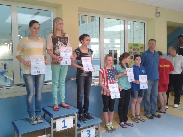 Finalistki Dolnośląskiej Ligii Pływackiej - miejsce II Agata Knapik, miejsce IV Izabela Tkaczyk