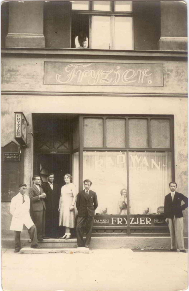 Zakład fryzjerski w Gdyni, Jan Moryson drugi od lewej