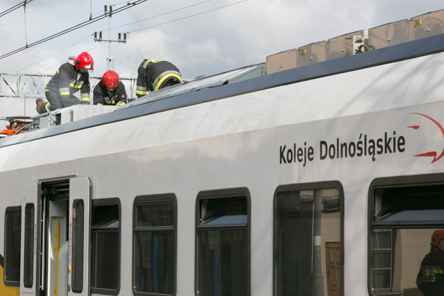 Strażacy gaszą pociąg Kolei Dolnośląskich