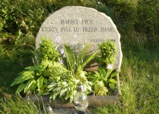 Pamiątkowa tablica na kruszyńskim cmentarzu