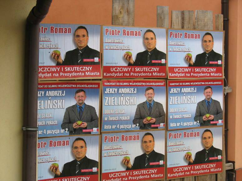 Plakaty wyborcze z 2006 roku.