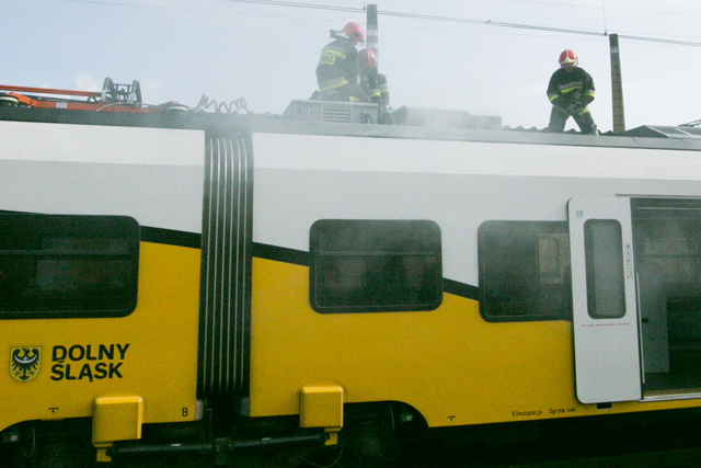 Strażacy gaszą pociąg Kolei Dolnośląskich 2