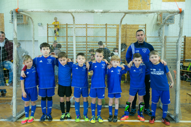 Drużyna Football Academy Bolesławiec z trenerem Grzegorzem Kmiecikiem