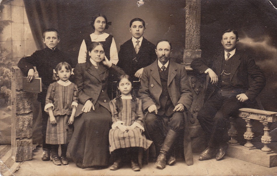 Wacław Dmowski 1912, brat Romana Dmowskiego z drugą żoną i dziećmi z pierwszego i drugiego małżeństwa... u góry na lewo od seniora Stefan - ojcic Elizy